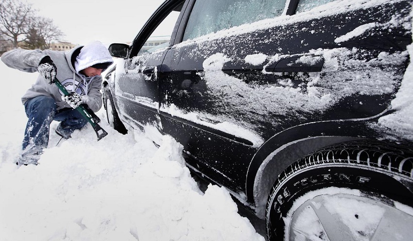 اگر خودرو در برف گیر کرد چه کنیم؟