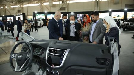 بازدید سفیر کره جنوبی از غرفه کرمان موتور نمایشگاه تحول صنعت خودرو