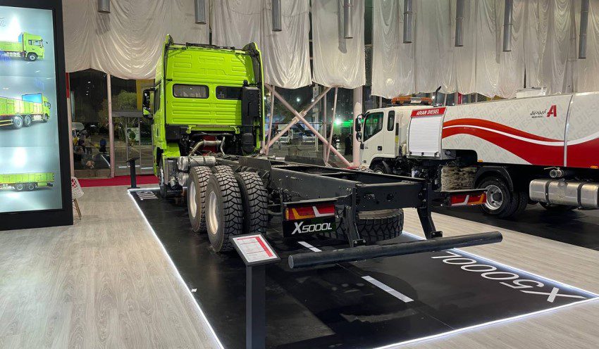 حضور آرین دیزل در نمایشگاه خودرو مشهد 1402 با کامیون شکموتو و کامیونت کاربری سازی شده جک