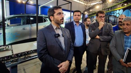 رادمنش نمایشگاه تحول صنعت ری را برقی ایران خودرو